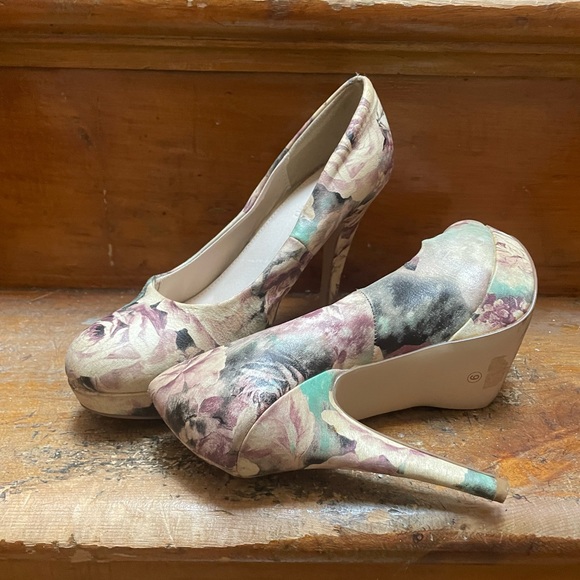 Floral pumps from Le Château - Picture 2 of 5